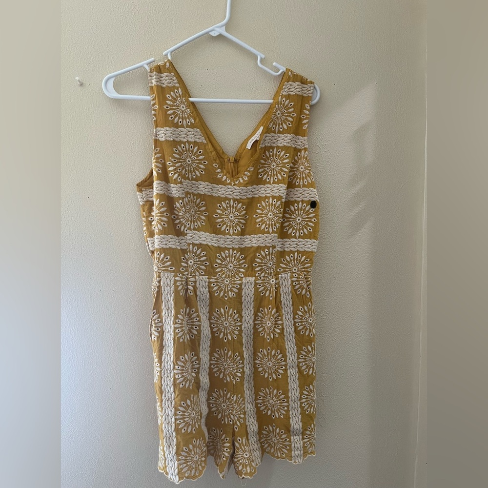 Yellow flower short jumper size medium